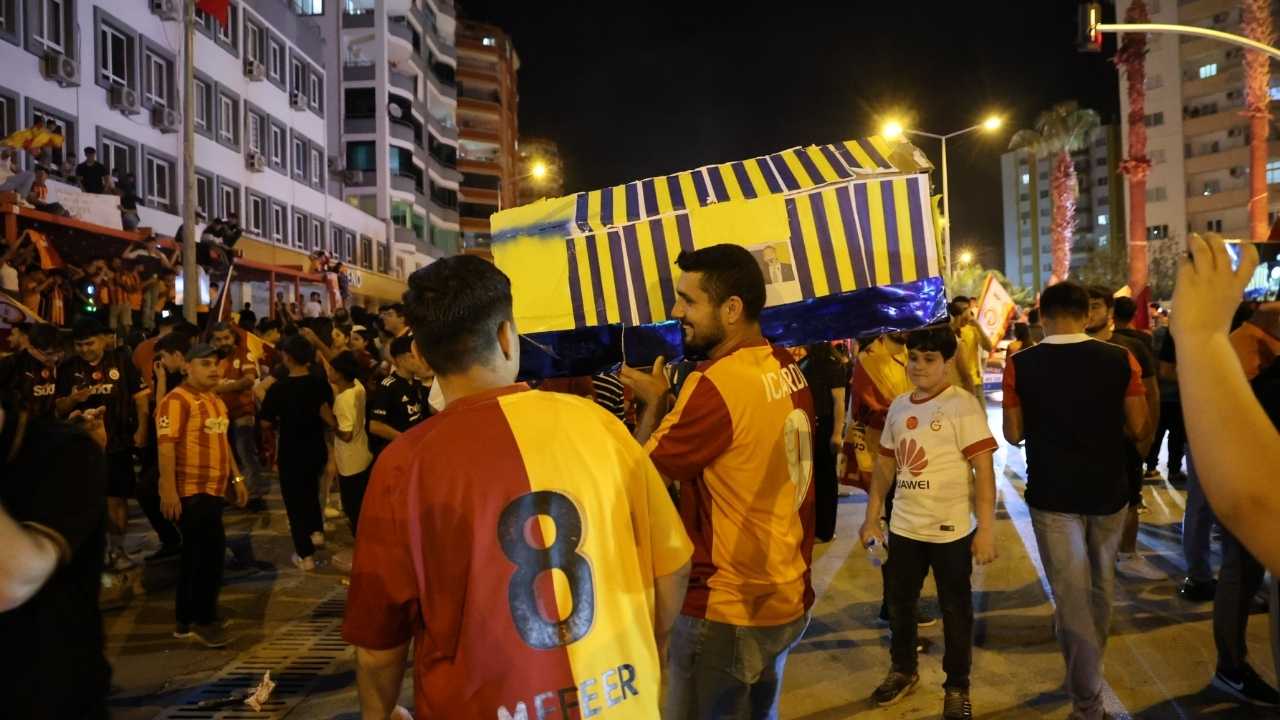 Adana’da Kavgalı Tabutlu Şampiyonluk Kutlaması3