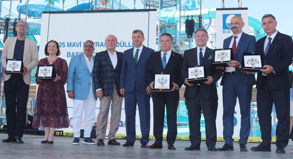 Alanya Belediyesi'nin 7 Halk Plajı Mavi Bayrak Aldı