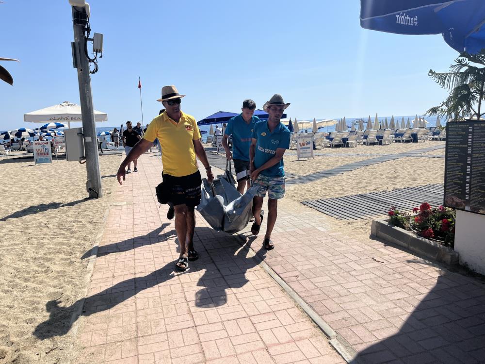 Alanya'ya Alman Turist Güneşlenirken Hayatını Kaybetti