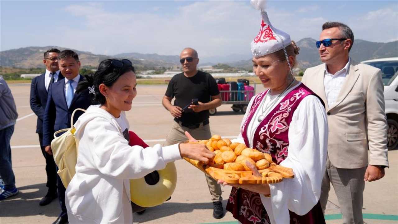 Alanya'ya Kazakistan'dan İlk Uçuş! Törenle Karşılandılar  3