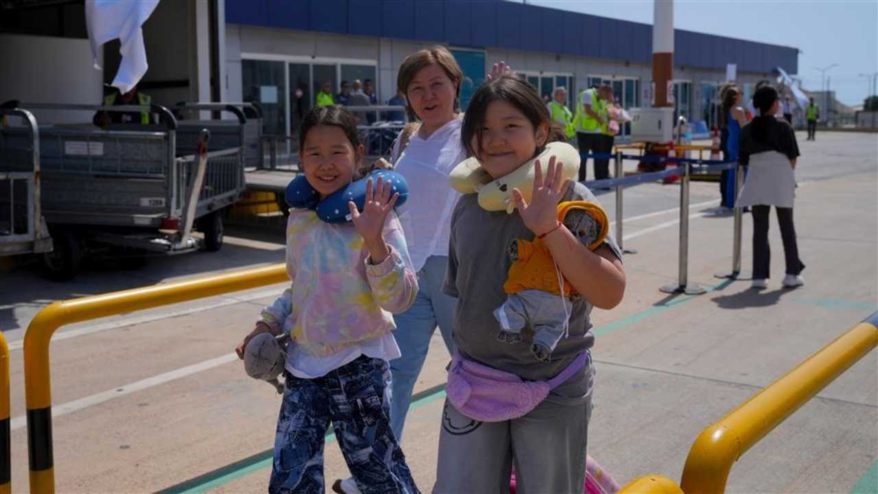 Alanya'ya Kazakistan'dan İlk Uçuş! Törenle Karşılandılar  4