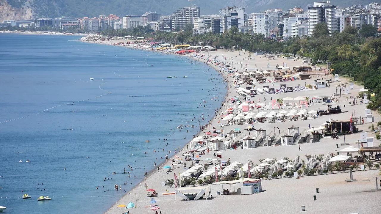 Antalya Turizmi 2025'te Rekor Kıracak Ama Mutsuz Olacağız