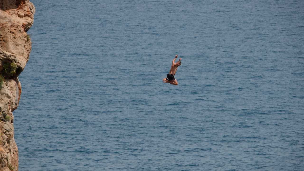 Antalya'da 30 Metreden Atlayan Genç Yürekleri Ağza Getirdi 2
