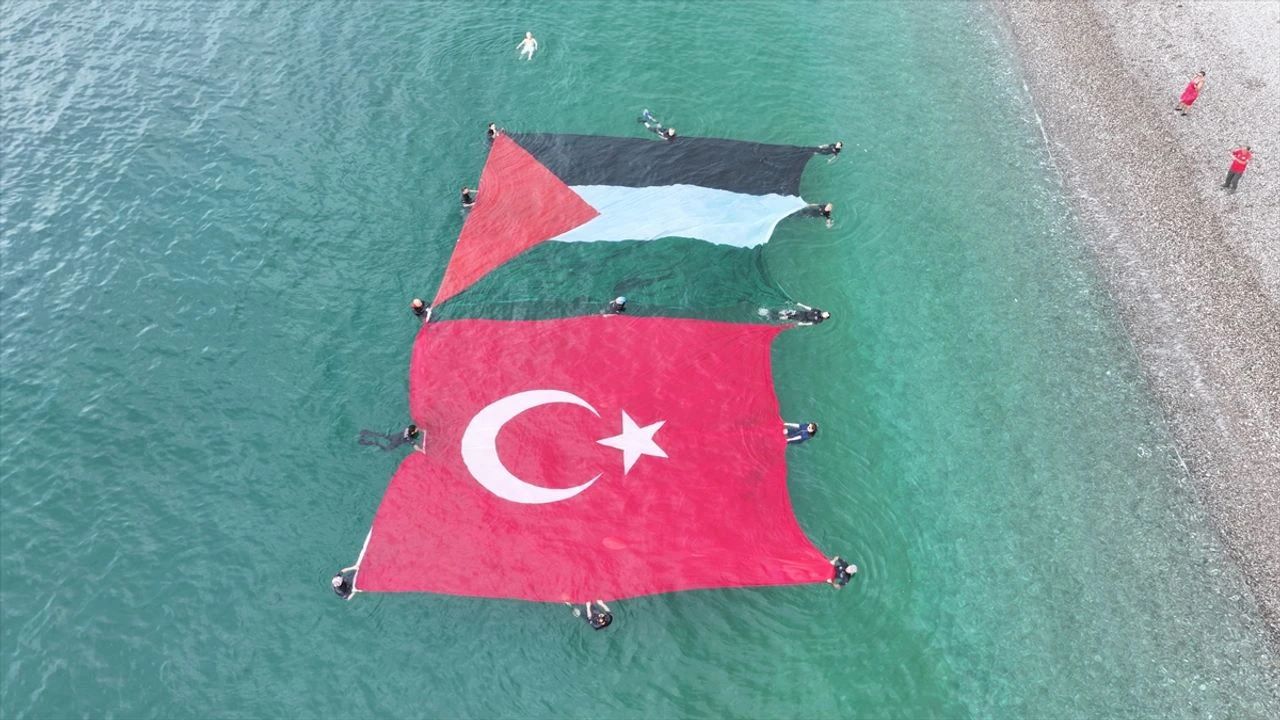 Antalya'da Denizden Filistine Destek Mesajı