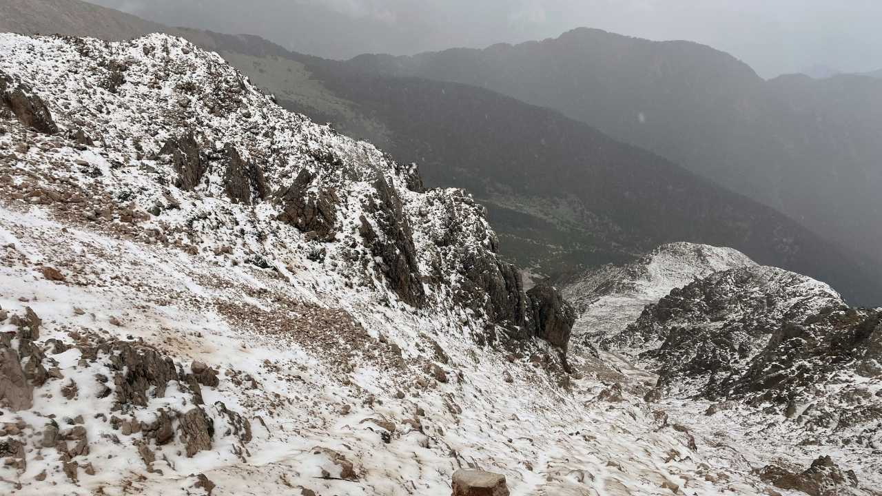 Antalya'da Sahilde Yaz, Zirvede Kar Yağışı! 3