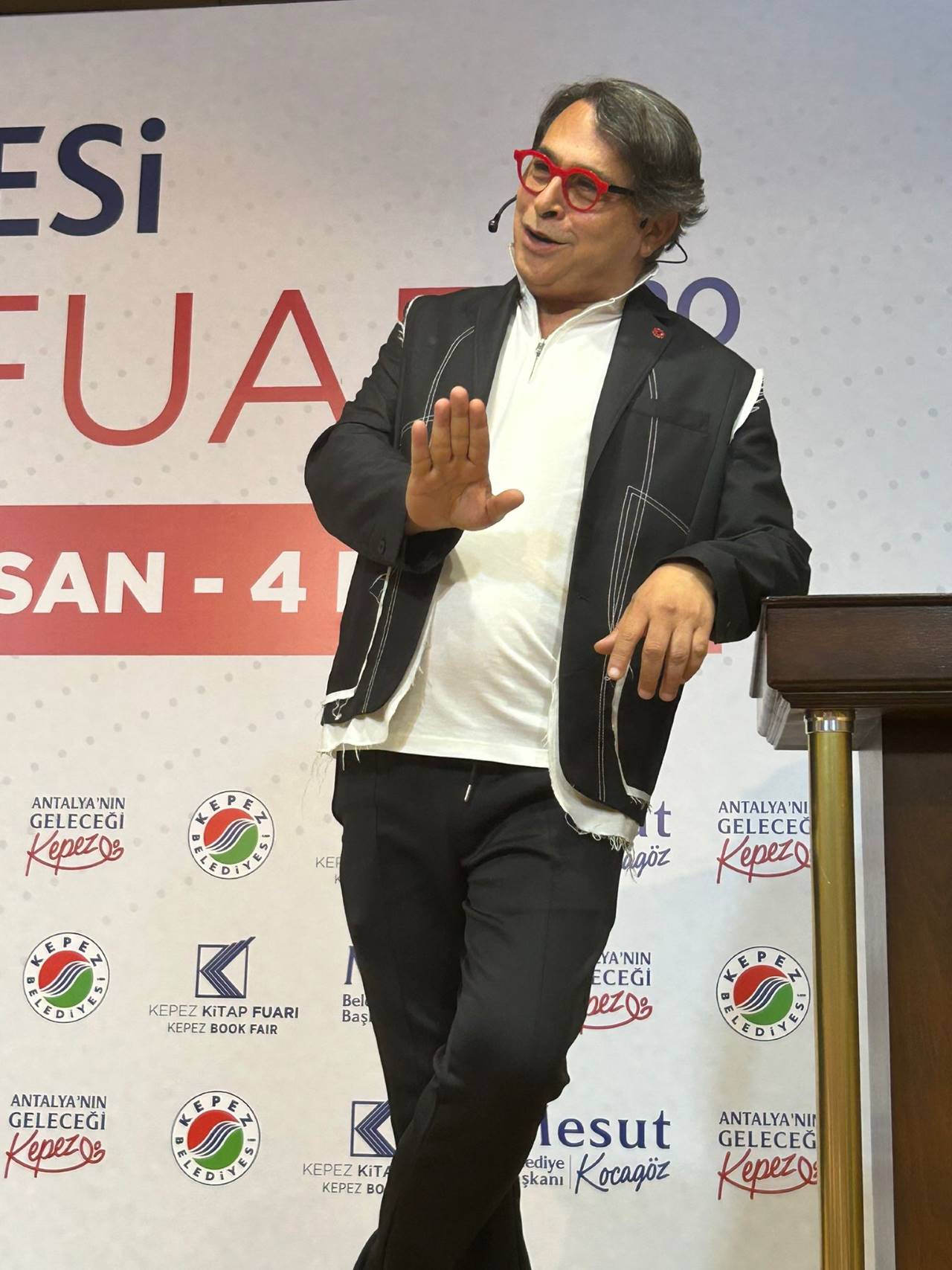 Barbaros Şansal Kepez Kitap Fuarı’nda Antalyalılarla Buluştu