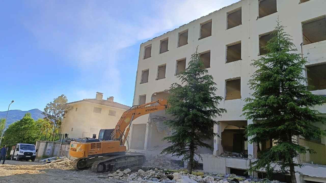 Burdur Ağlasun'da Makü Meslek Yüksekokulu Binası Yıkıldı! 2