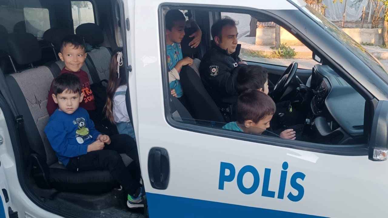 Burdur’da Kavga İhbarına Giden Polisler Otizmli Miniği Sevindirdi 2