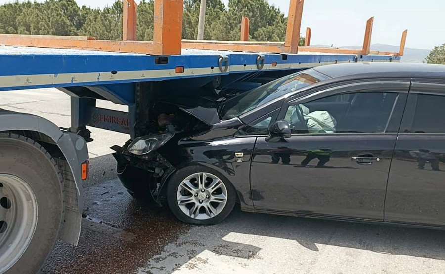 Burdur’da Otomobil Tir’a Çarptı, Sürücü Yaralandı12