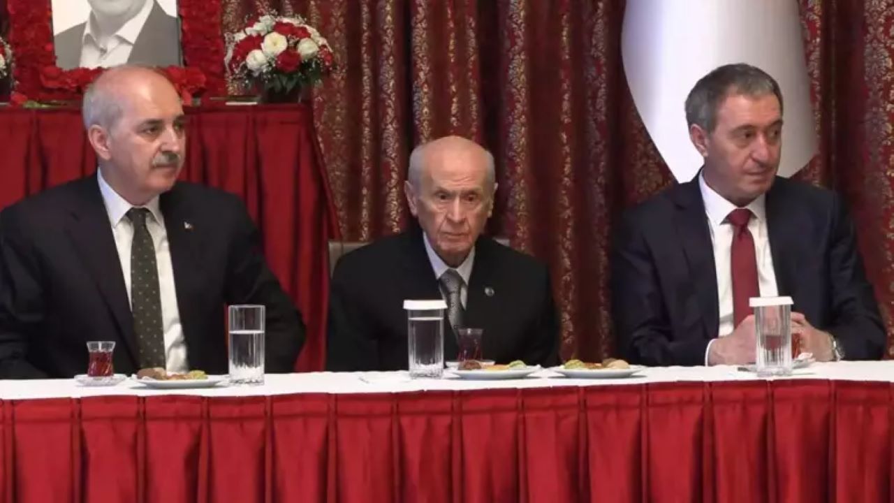 Devlet Bahçeli Meclis'te Önder'in Fotoğrafına Dokundu
