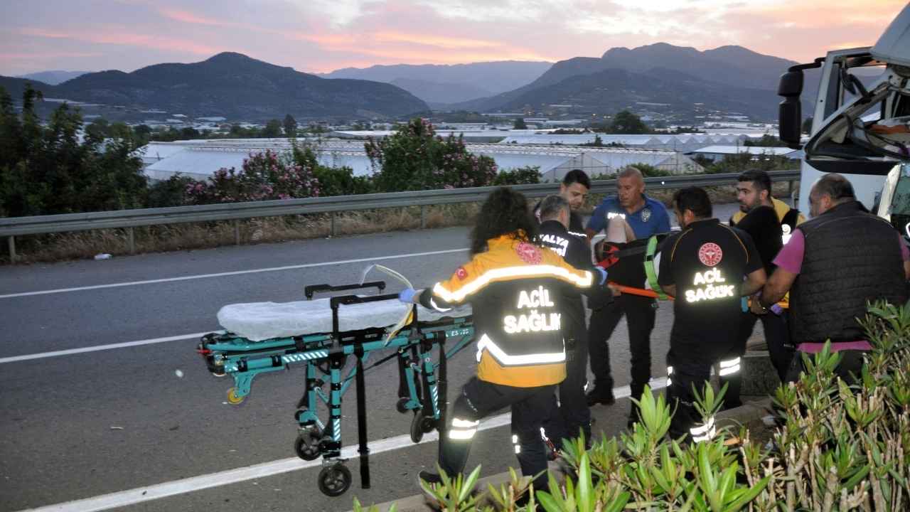 Gazipaşa'da Sebze Yüklü Tir Refüje Daldı! Sürücüyü İtfaiye Kurtardı 2