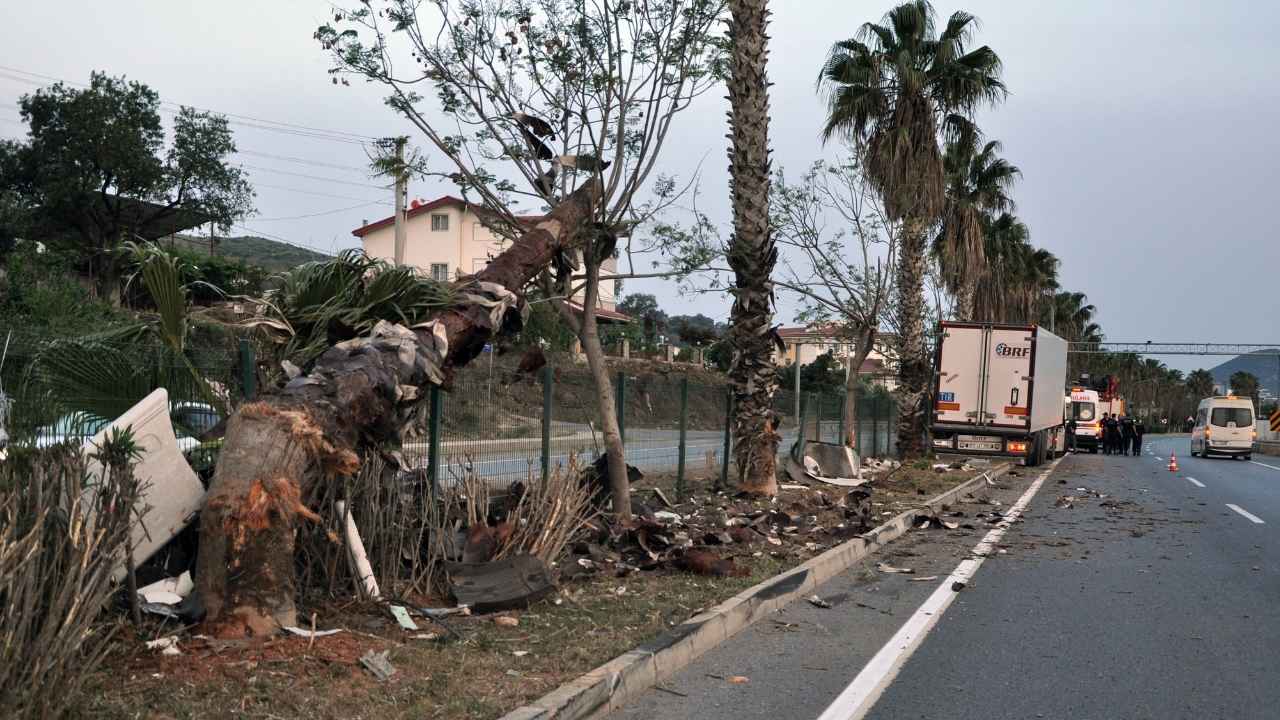 Gazipaşa'da Sebze Yüklü Tir Refüje Daldı! Sürücüyü İtfaiye Kurtardı 3