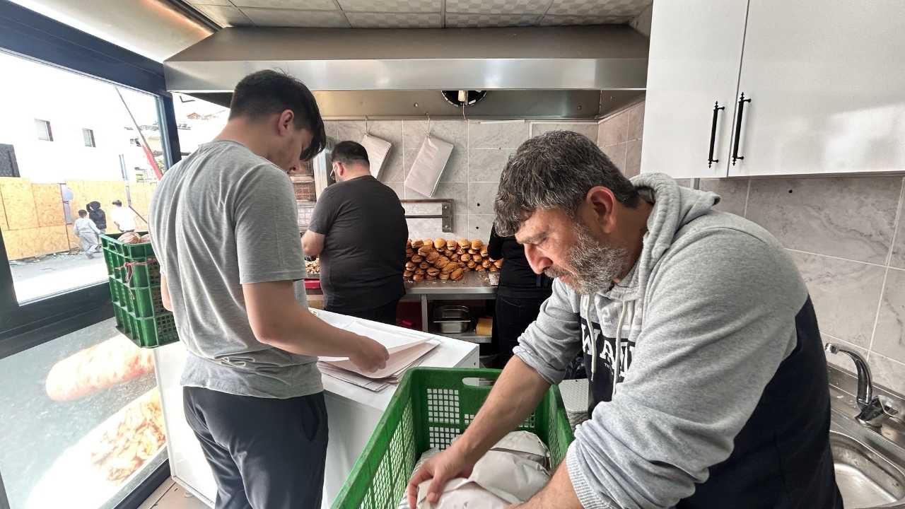 Hatay’da Her Yıl Babasının Hayrına Döner Dağıtıyor 2