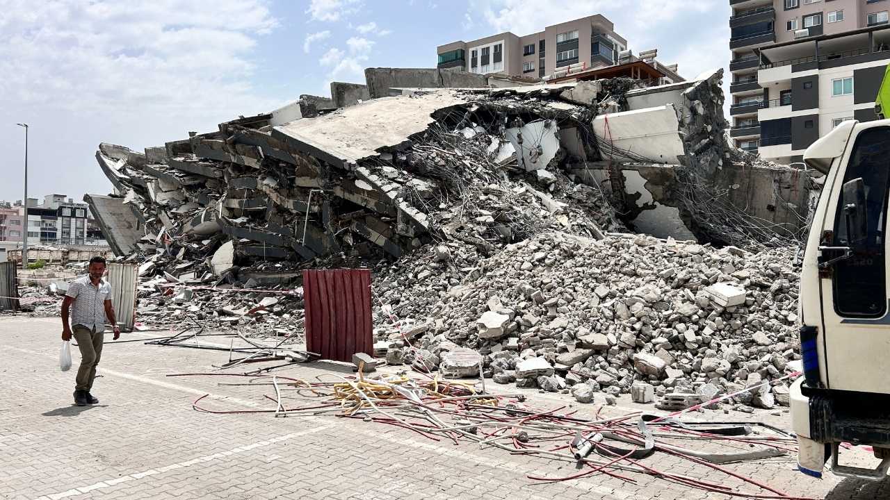 Hatay’da İş Makinesi Dokundu Bina Tek Darbeyle Çöktü2