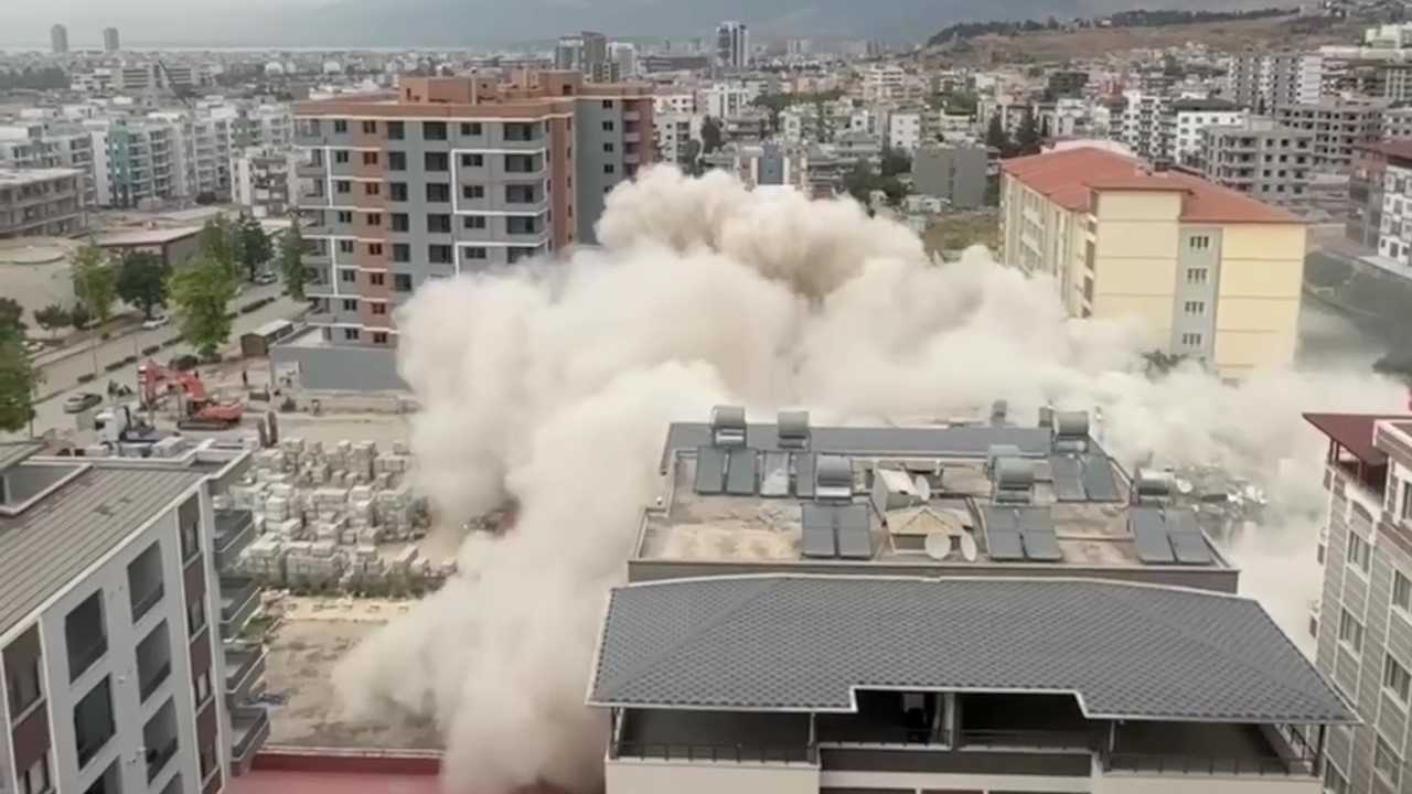 Hatay’da İş Makinesi Dokundu Bina Tek Darbeyle Çöktü3