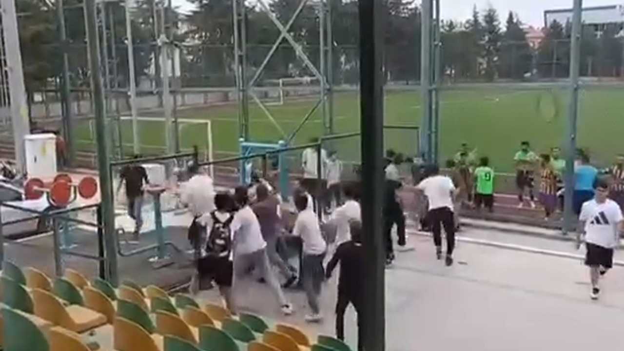 Isparta'da Amatör Maçta Yumruklar Havada Uçuştu2