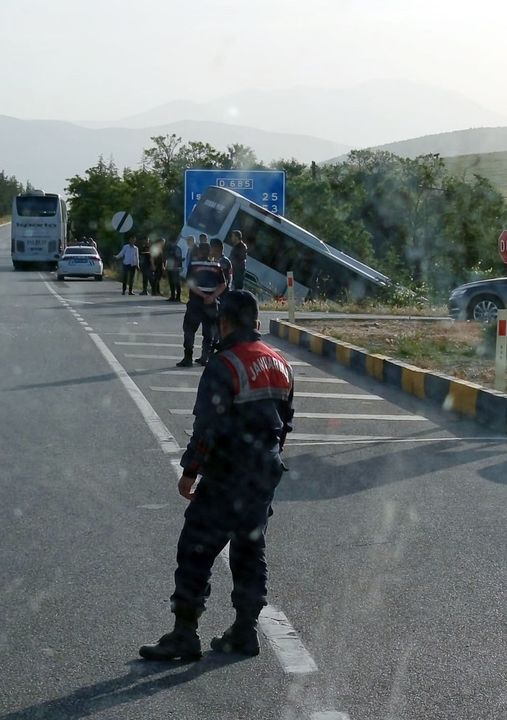 Isparta'da Günübirlik Tur Otobüsü Şarampole Uçtu! 16 Yolcu Yaralandı  3