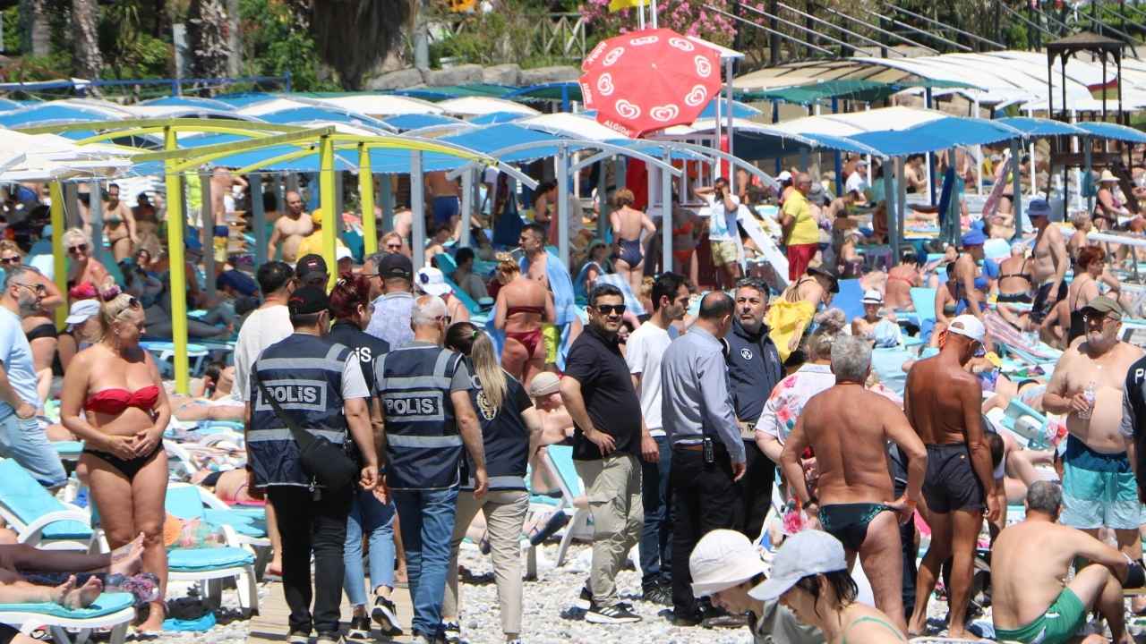 Kemer Plajlarında Uygunsuz Fotoğraf Çeken Ve Tacze Yeltenenler Yakalandı 2