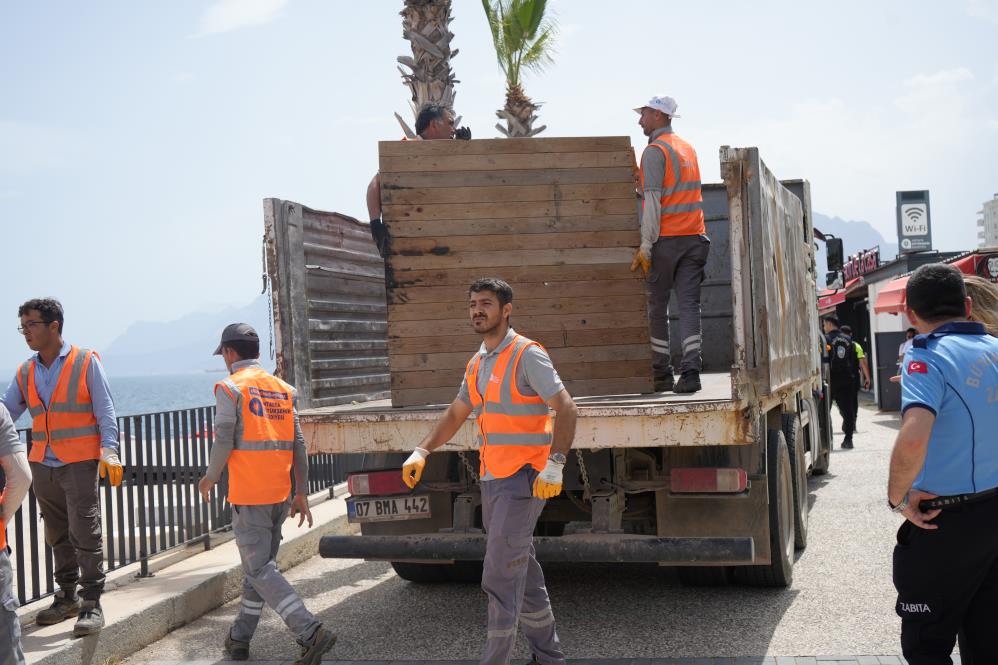 Konyaaltı Sahili'nde Kaçak Yapılar Söküldü! Gerginlik Yaşandı