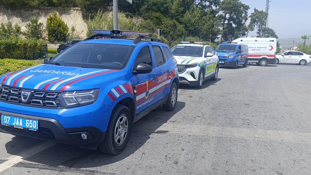 Manavgat'ta D-400 Karayolunda Kamyonet ile Otomobil Çarpıştı