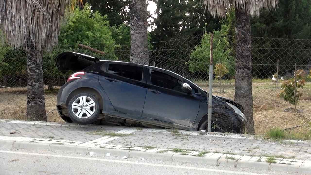 Manavgat'ta Otomobil Karşı Yola Dalıp Tel Çite Takıldı 12