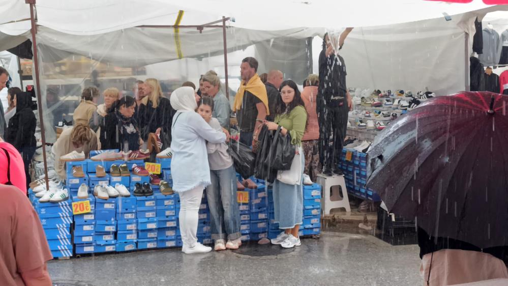 Manavgat'ta Sağanak Yağış Turistlerin Pazar Keyfini Bozmadı