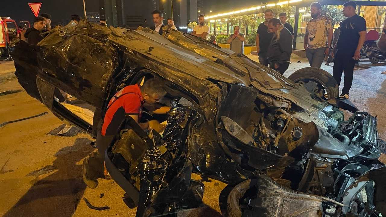 Mersin'de Araç İkiye Ayrıldı2