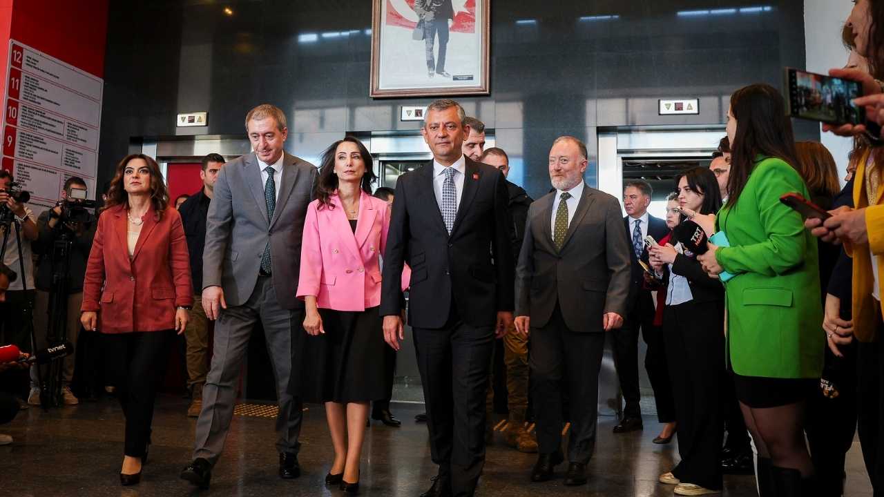 Özgür Özel'den Akın Gürlek'e “Paparazzi” Tepkisi 2