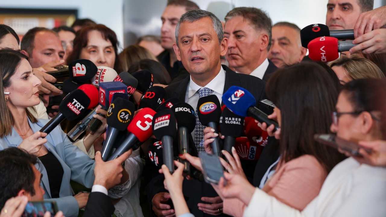 Özgür Özel'den Akın Gürlek'e “Paparazzi” Tepkisi 3