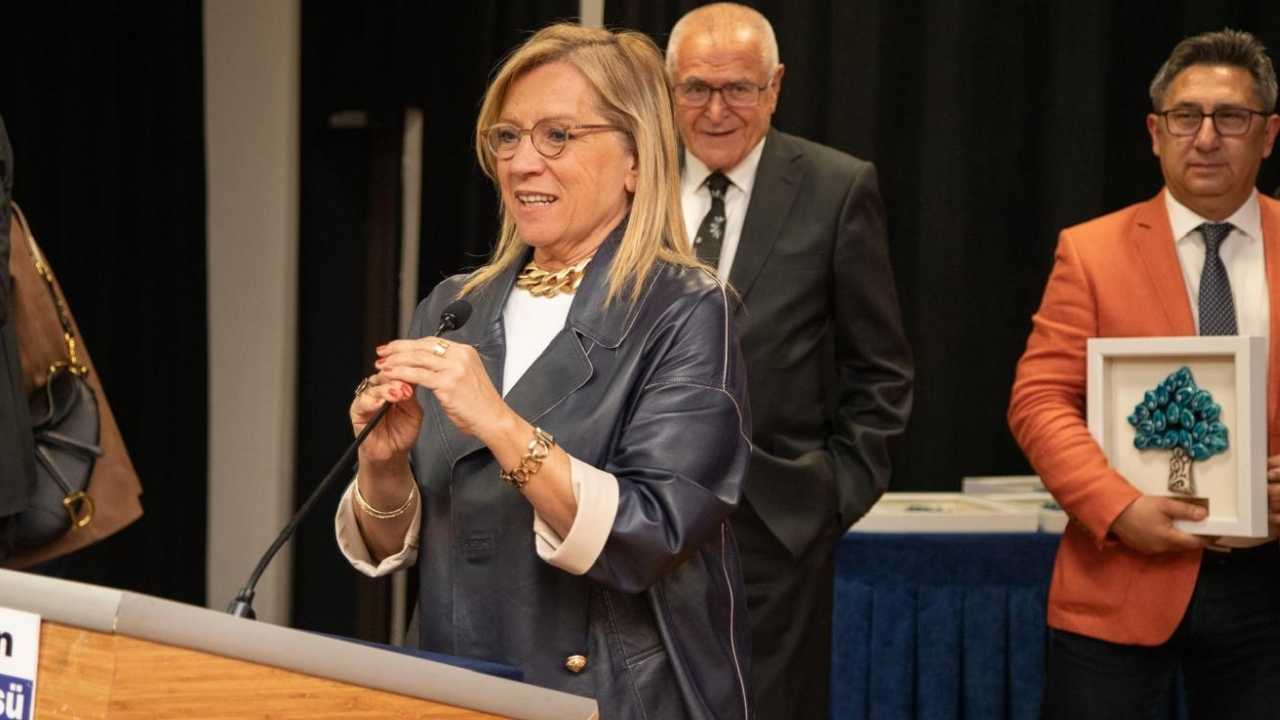 Tükd'ye Eğitim Çınarları Ve Eğitime Destek Verenler Ödülü Tükd Genel Başkanı Meral Güler