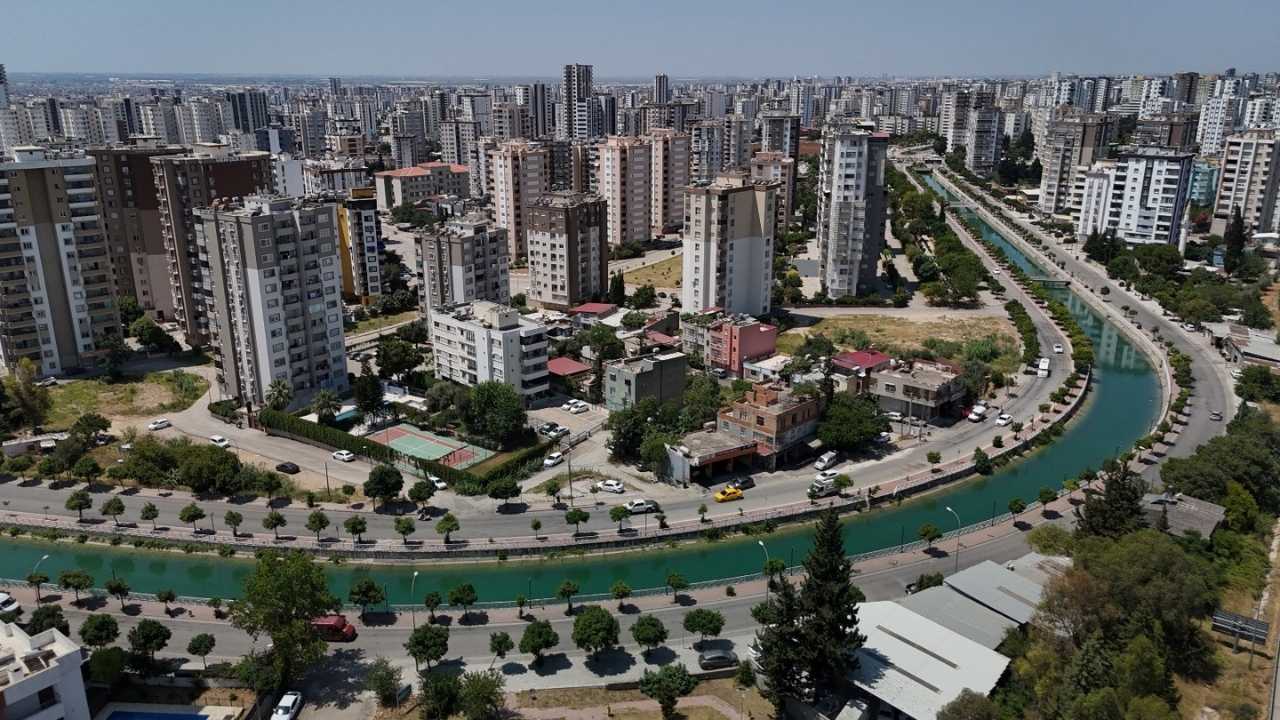 Adana Mavi Bulvar’da Esnaf Adeta Kurtarma Timine Dönüştü 3