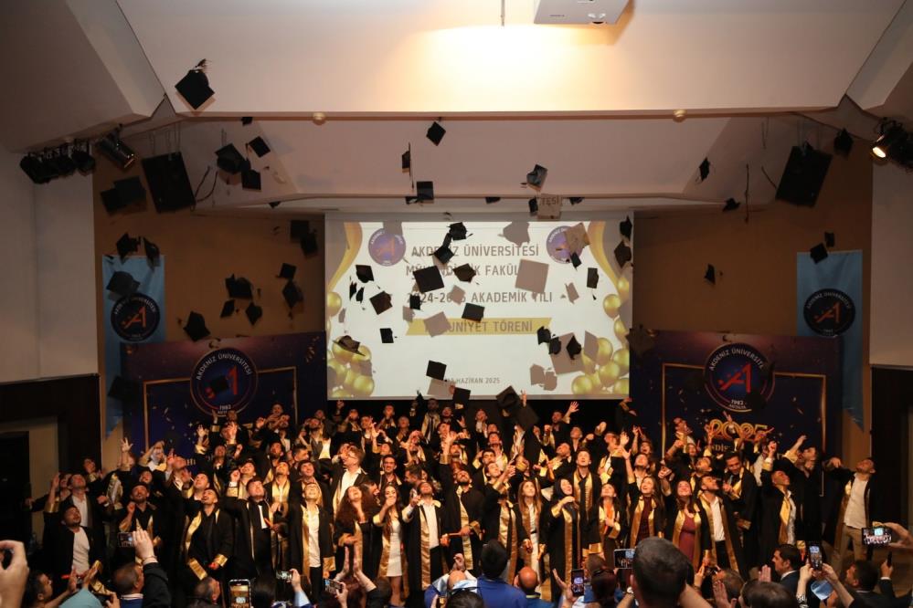 Akdeniz Üniversitesi Mühendislik Fakültesi’nde Mezuniyet Coşkusu