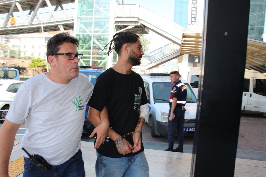 Alanya Barlar Sokağı'nda Dhşet! Kırık Cam Şişeyle Öldrdü 3