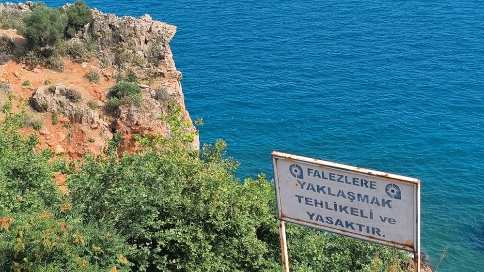 Antalya Falezlere Çıkan Gençler Ölümle Dans Ediyor