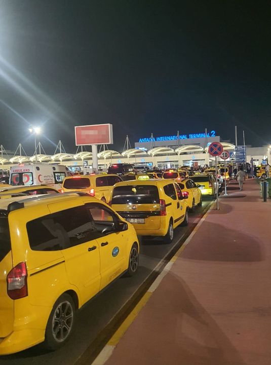 Antalya Havalimanı'nda Taksicilerden Korsan Tepkisi! Kontak Kapattılar 2