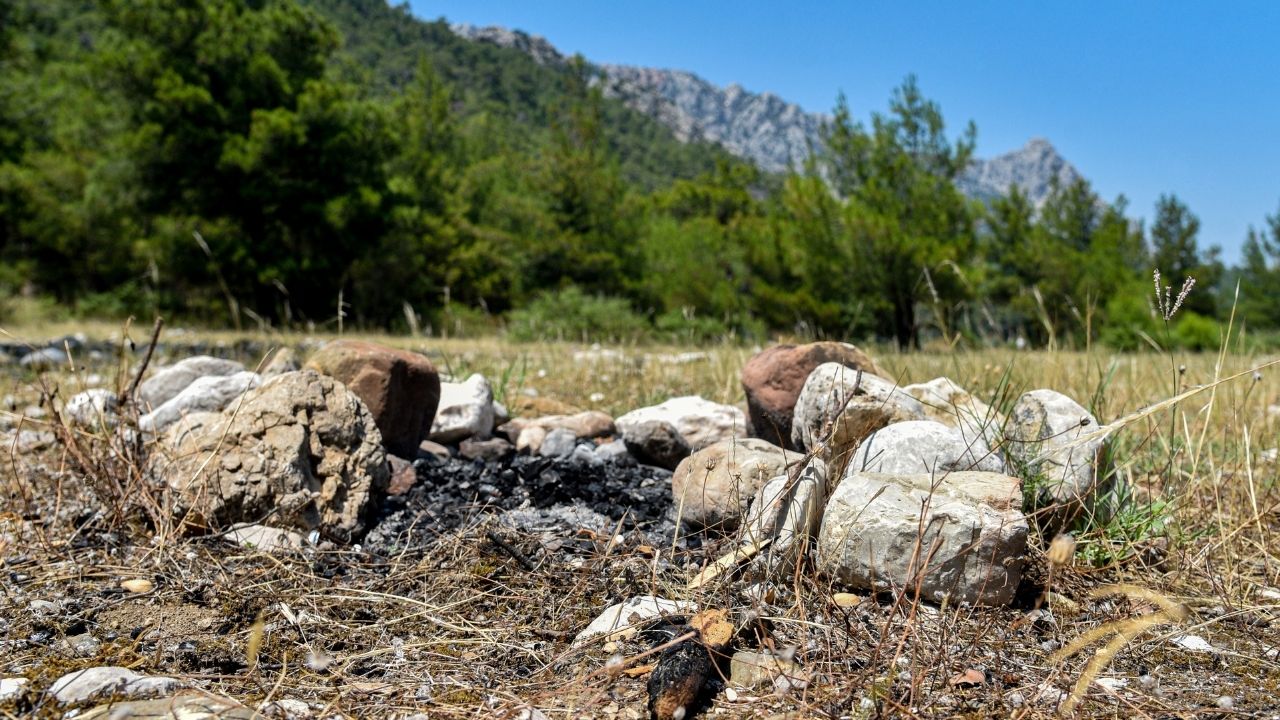 Antalya Ormanları Tehlikede! Gökdere'de Ateş Yakıp Cam Şişe Attılar 5