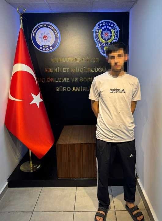 Antalya'da Bankta Oturan Kişiyi Dövüp Gasbetti! Şarampol'deki Saldırı Anı Kamerada 3