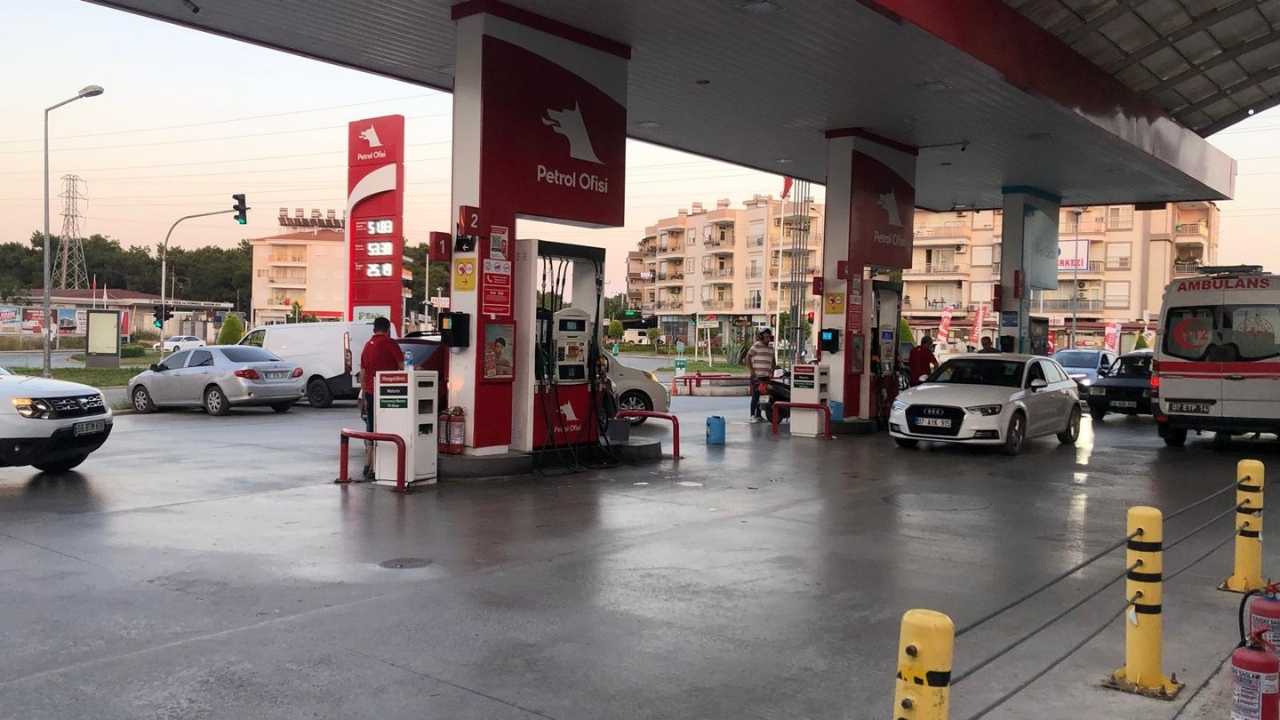 Antalya’da Benzin Zammını Duyan İstasyona Koştu 2