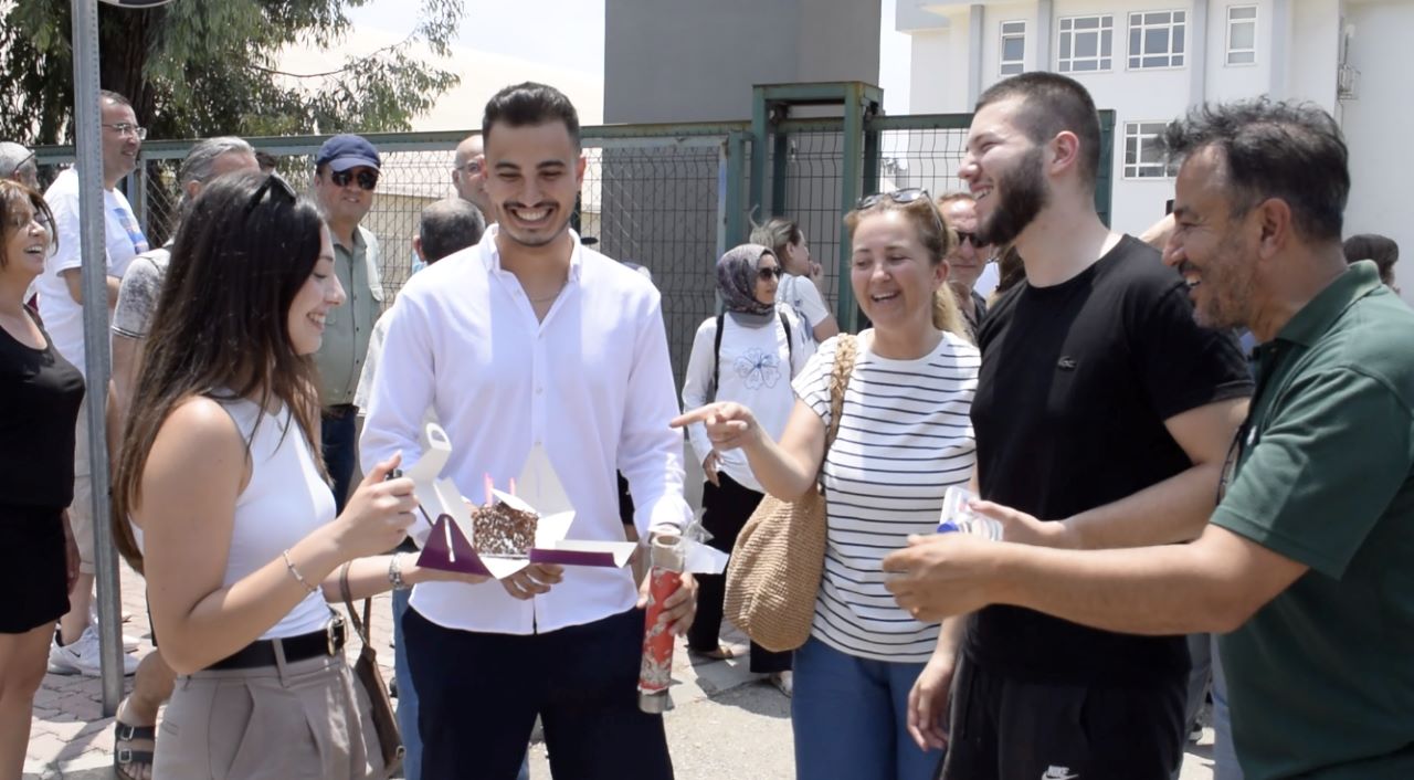 Antalya'da Sınav Çıkışı Konfetili Kutlama
