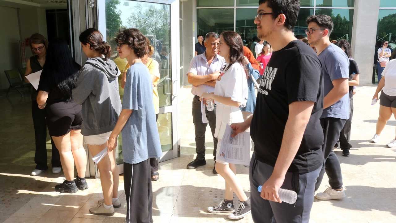 Antalya'da Yks'ye Piercing Engeli! Küpesini Çıkarmaya Çalışırken Sınavı Kaçırdı 4