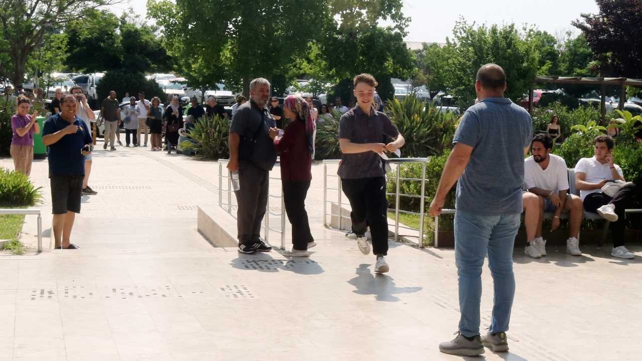 Ayt'de Son Dakika Heyecanı Antalya’da Aday Koşarak Yetişti, Veliler Alkışladı 3