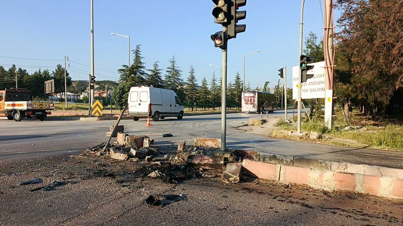 Burdur Antalya Yolunda Otomobil Alev Aldı! Sürücü Ağır Yaralı  2