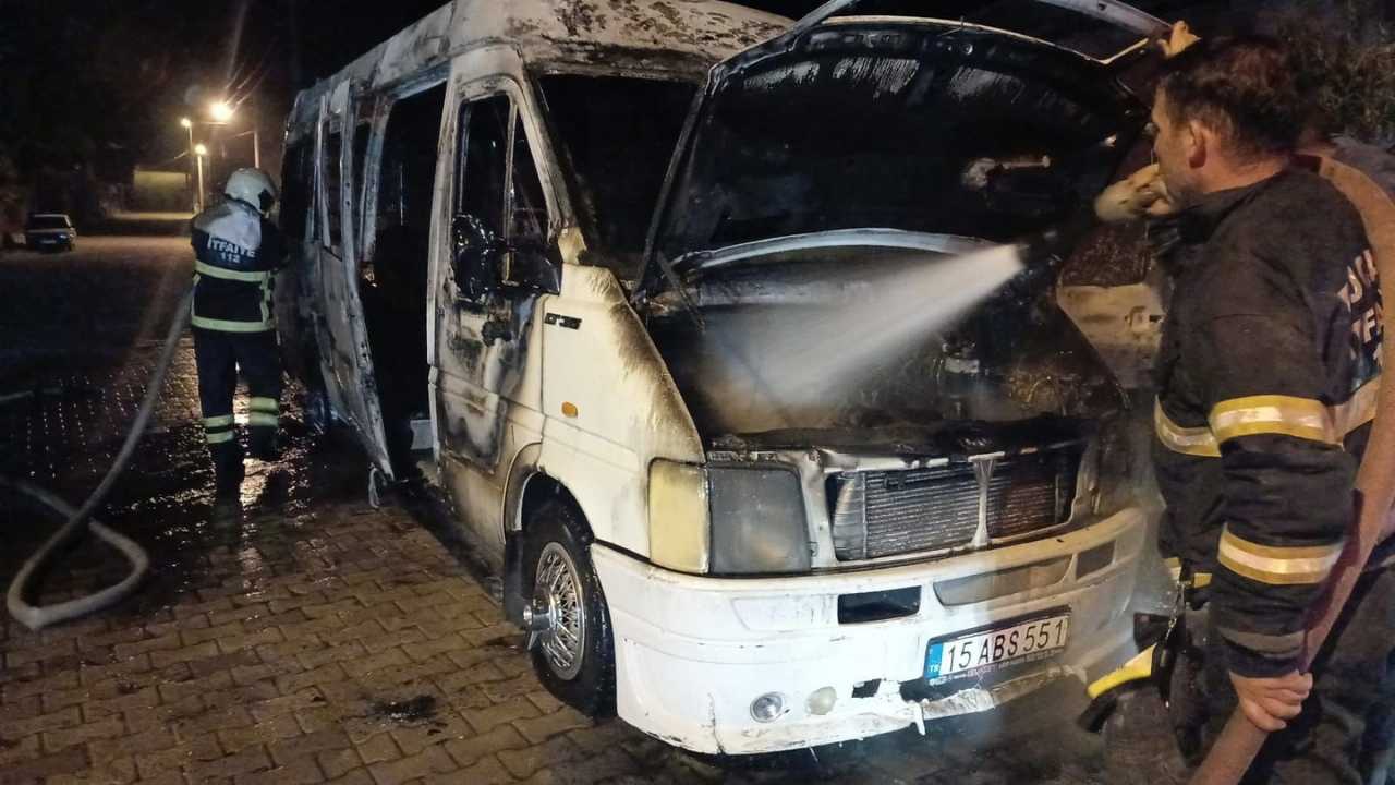 Burdur Çamlık Köyü'nde Park Halindeki Minibüs Yandı 2