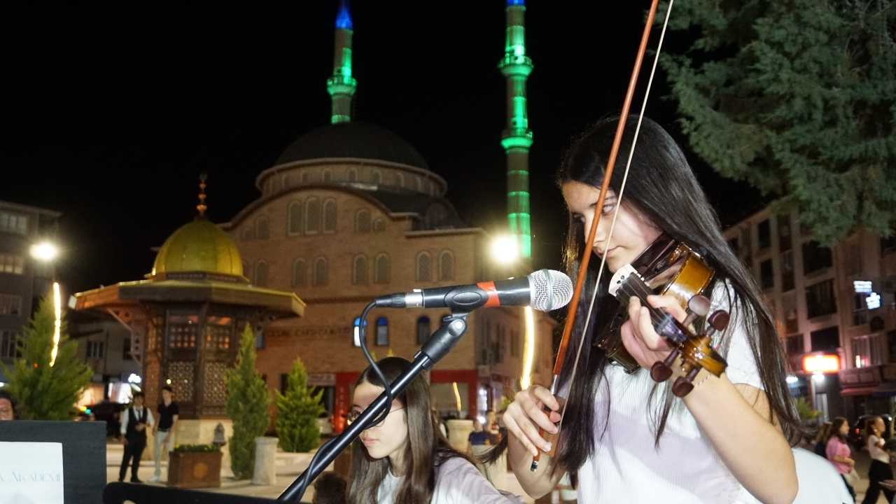Burdur Gölhisar’da Yörük Ezgileri Batı Müziğiyle Buluştu 2