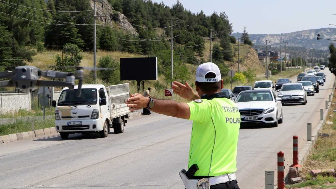 Burdur'da Bayram Dönüşü Kaosu! 8 Saatte 30 Bin Araç Geçti 2