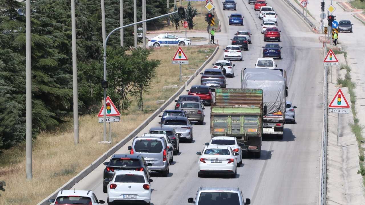 Burdur'da Bayram Dönüşü Kaosu! 8 Saatte 30 Bin Araç Geçti 3