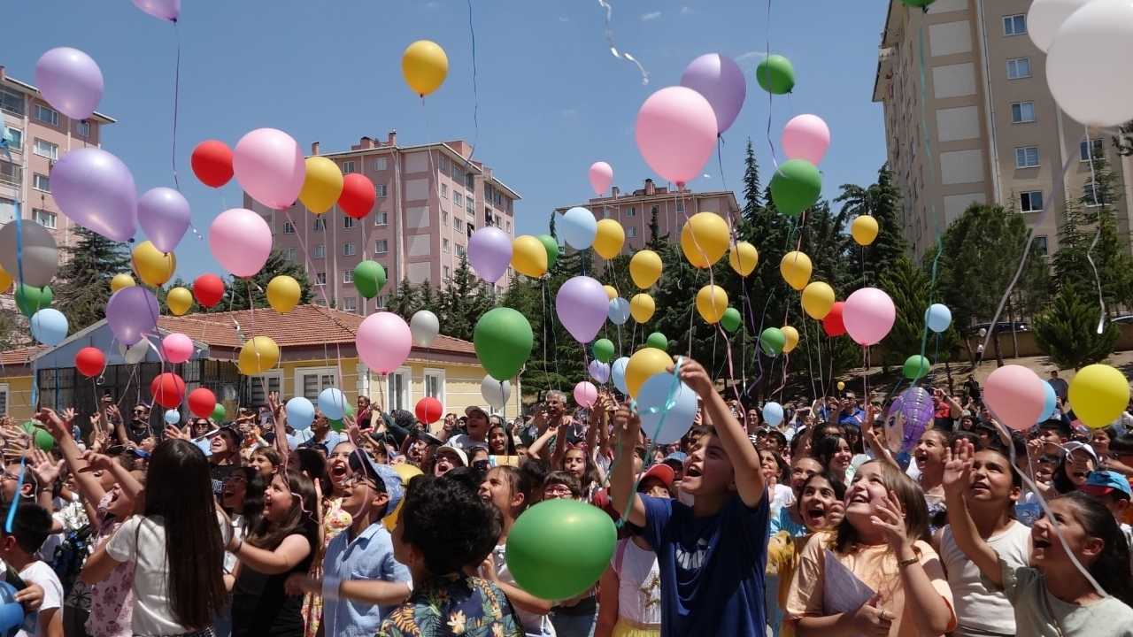 Burdur’da Öğrenciler Balonlarla ‘Savaşa Hayır’ Dedi 2