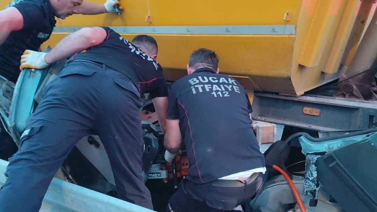 Burdur’da Otomobil Kamyon Dorsesine Çarptı3
