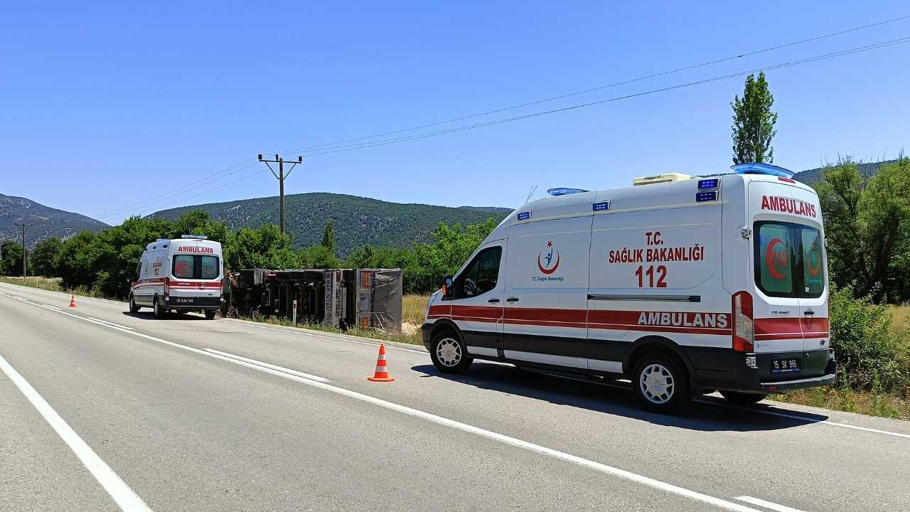 Burdur’da Yem Yüklü Tir Şarampole Devrildi2