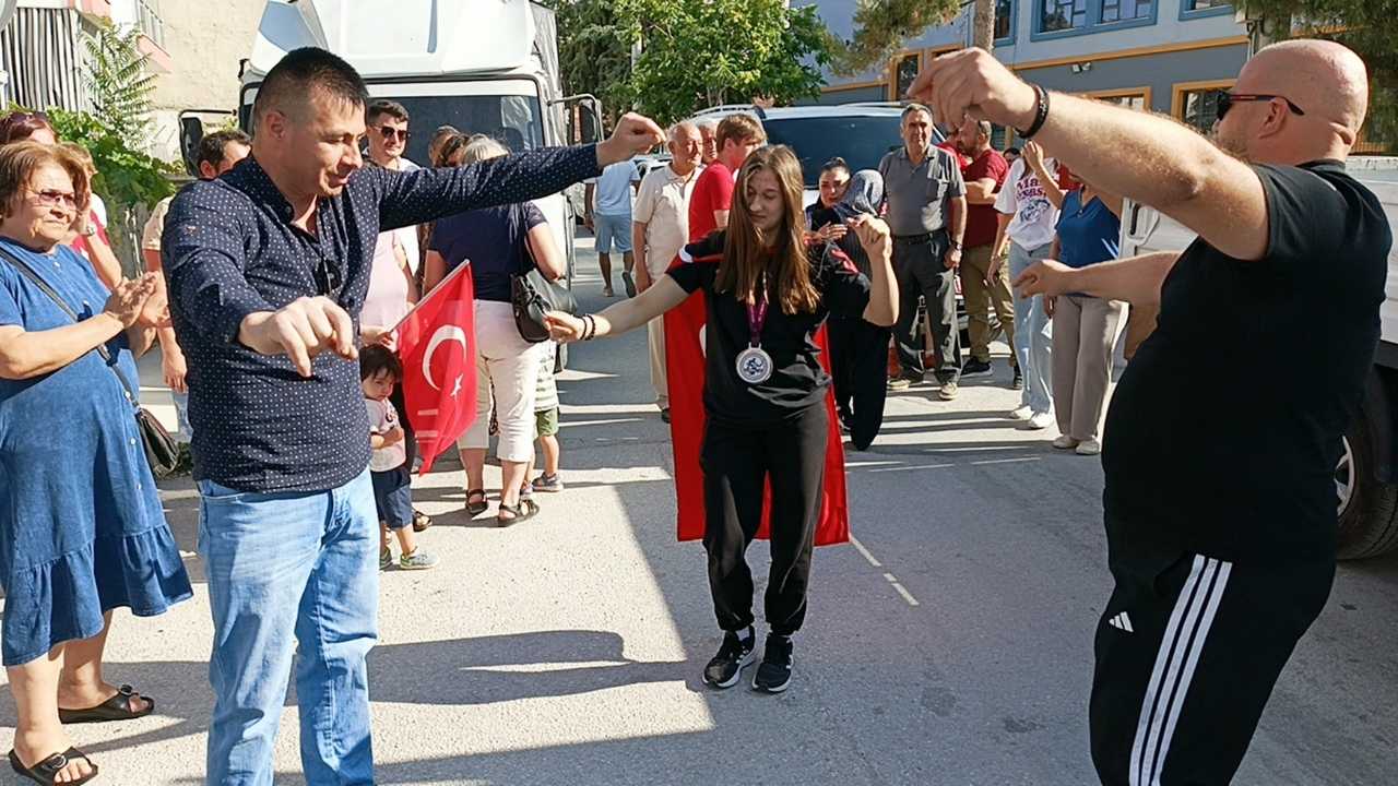 Burdurlu Begüm Avrupa Şampiyonu Oldu! Davul Zurnayla Karşılandı 2
